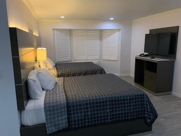 Mirage Inn & Suites image 14